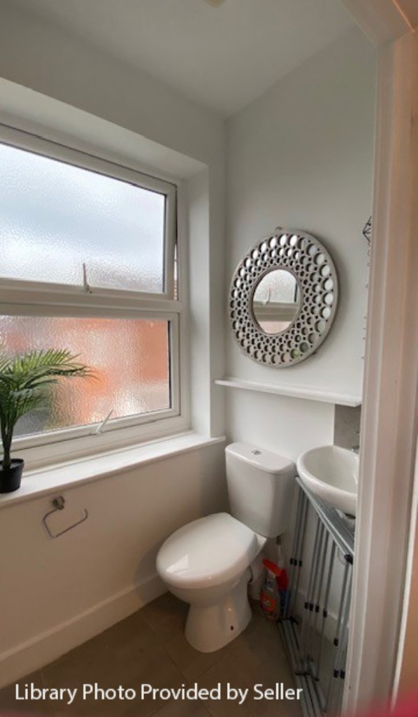 Lot: 92 - FLAT FOR INVESTMENT - Library photo provided by the seller - Bathroom prior to the tenant moving in